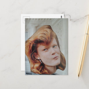 Carte Postale Tête rousse dans un collage surréaliste de salle é