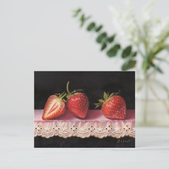 Carte Postale Three Strawberries on Lace Postcard (Debout devant)