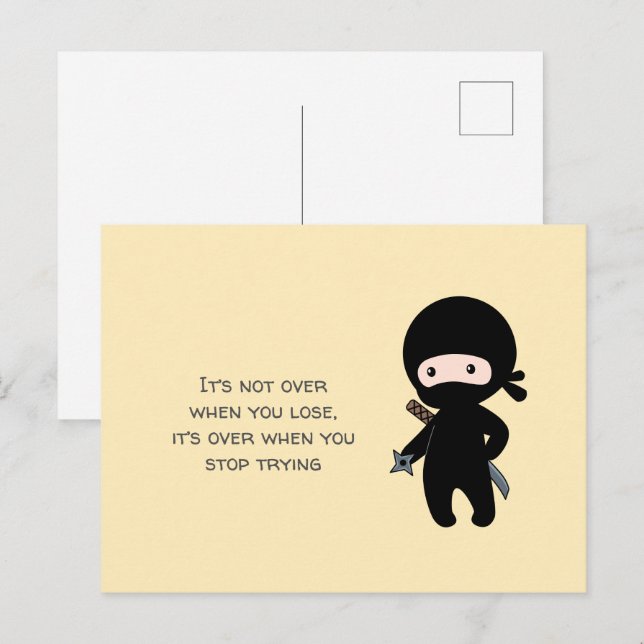 Carte Postale Tiny Ninja Holding Throwing Star sur Citation jaun (Devant / Derrière)