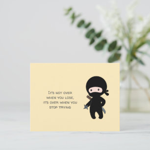 Carte Postale Tiny Ninja Holding Throwing Star sur Citation jaun