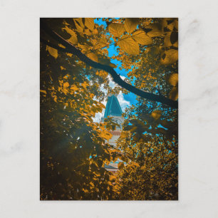 Carte Postale Tour horloge à travers les feuilles d'automne