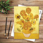 Carte Postale Tournesols Quinze Jaune Vincent van Gogh<br><div class="desc">Carte postale représentant le tableau postimpressionniste Vase of Fifteen Sunflowers (1888) de l'artiste néerlandais Vincent Van Gogh (1853-1890). Cette oeuvre représente un vase de fleurs jaunes dressé contre un arrière - plan doré. Van Gogh a créé de nombreuses versions de peintures de tournesol.</div>