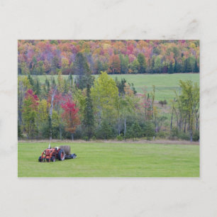 Carte Postale Tracteur avec balle de foin dans un champ vert ave