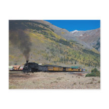 Train à vapeur quittant la ville