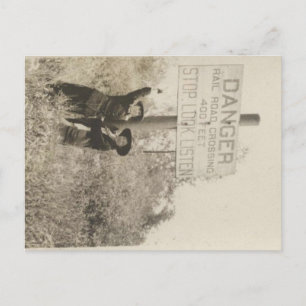 Carte postale Traversant le chemin de fer