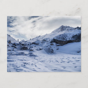 Carte Postale Trekker solitaire en neige épaisse de montagne (Hi