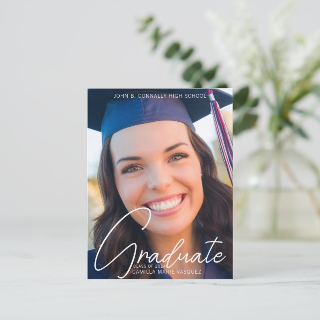 Carte Postale Trendy Graduation Photo White Script Overlay (Debout devant)