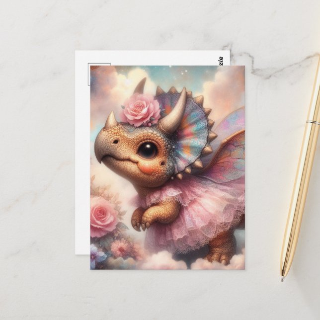 Carte Postale Triceratops mignon dans une robe rose (Devant/Arrière en situation)