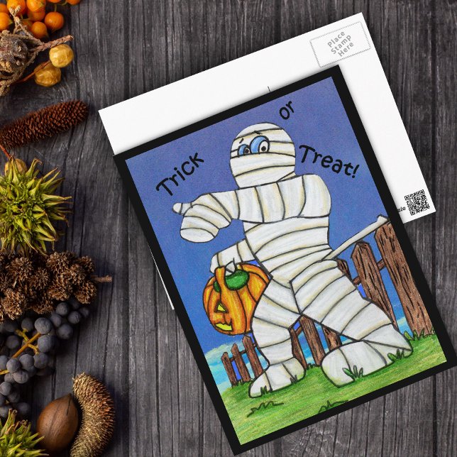 Carte postale Trick ou Treat Mummy (Silly Mummy caught on wooden fence with pumpkin on Trick or treat postcard with black border.)