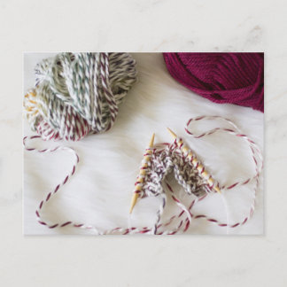 Carte Postale Tricot et fils sur fourrures blanches