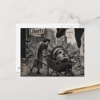 Carte Postale Triste statue de la Liberté dans une brouette Coll