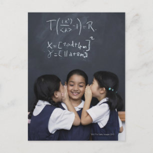 Carte Postale Trois filles en classe chuchotant