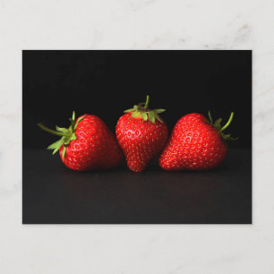 Carte Postale Trois Fraises Sur Pccna Noir