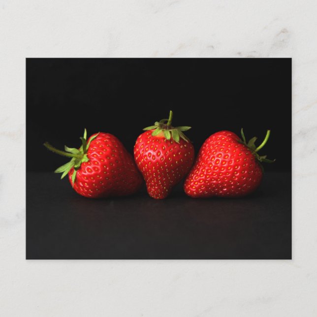 Carte Postale Trois Fraises Sur Pccnm Noir (Devant)