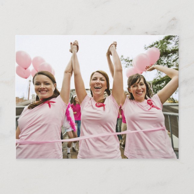 Carte Postale Trois jeunes femmes habillées en rose à (Devant)