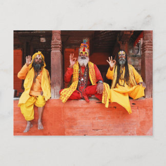 Carte Postale Trois Saddhus assis sur le temple Vishnu Nepal