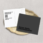Carte Postale Typographie moderne en noir et noir gras Code QR<br><div class="desc">Chic et propre avec simple nom front avec grande police noire en gras sur arrière - plan noir.</div>