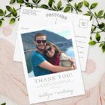 Carte Postale Typographie moderne Sage Vert photo minimaliste<br><div class="desc">Dites merci avec style avec ces photos mariages modernes et très tendance merci les cartes postales. Le design est facile à personnaliser avec votre propre libellé et votre famille et vos amis seront ravis quand ils recevront ces fabuleux remerciements. Les éléments correspondants se trouvent dans la collection.</div>
