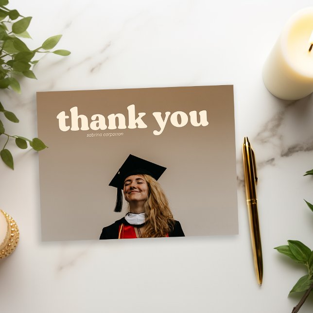 Carte Postale Typographie Tendance Remerciements de Diplôme  (Créateur téléchargé)