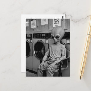 Carte Postale Un alien à la laverie automatique