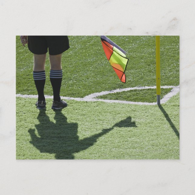 Carte Postale Un arbitre de football tient le drapeau. (Devant)