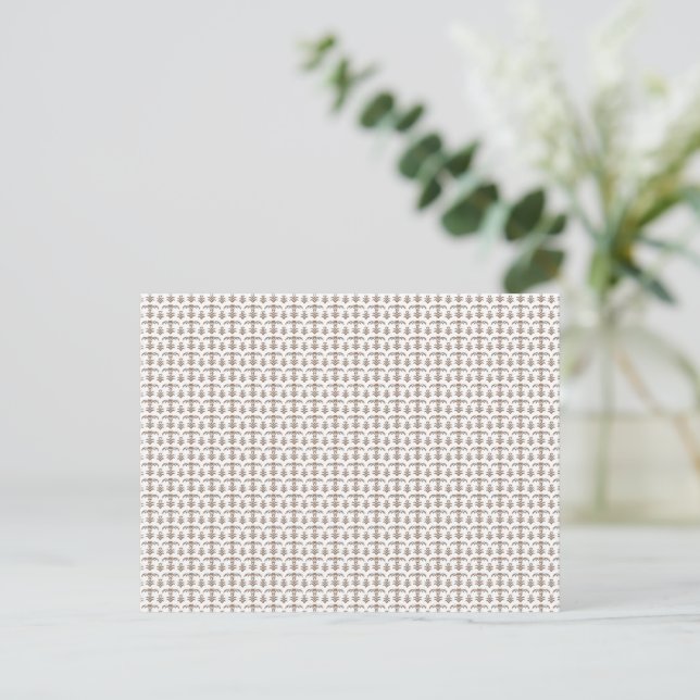 Carte Postale un arrière - plan blanc avec un motif marron (Debout devant)