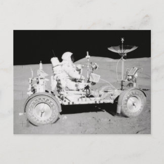 Carte Postale Un astronaute conduit Lunar Lander sur la Lune