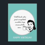 Carte Postale Un autre voyage autour du soleil Funny Retro Anniv<br><div class="desc">Les salutations d'anniversaire amusantes comprend une femme de style rétro avec tasse de café et personnalisable "Eh bien regardez qui vient de terminer un autre voyage autour du soleil" texte sur arrière - plan bleu vintage.</div>