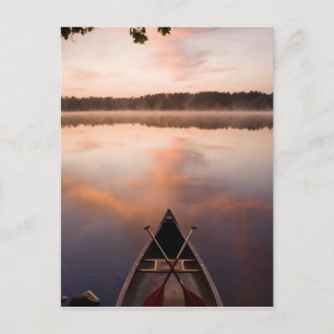Carte Postale Un canot repose sur la rive du lac Pawtuckaway