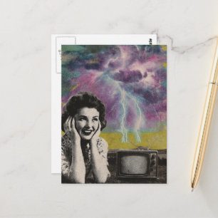 Carte Postale Un collage électrisant d'une femme ciel violet