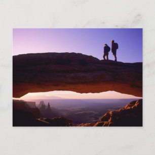 Carte Postale Un couple observe le lever du soleil depuis le som