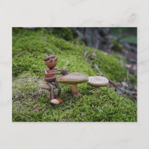 Carte Postale Un elfe de glands dans un café forestier !