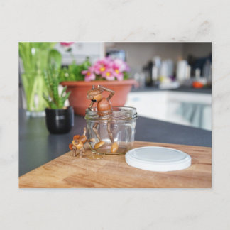 Carte Postale Un elfe de maïs avec son chien dans la cuisine