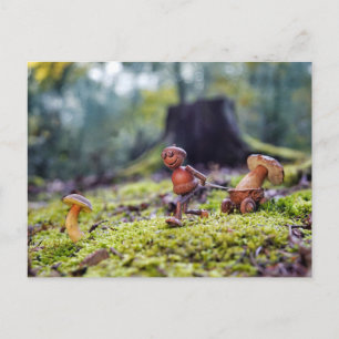 Carte Postale Un elfe d'maïs portant un champignon dans une peti