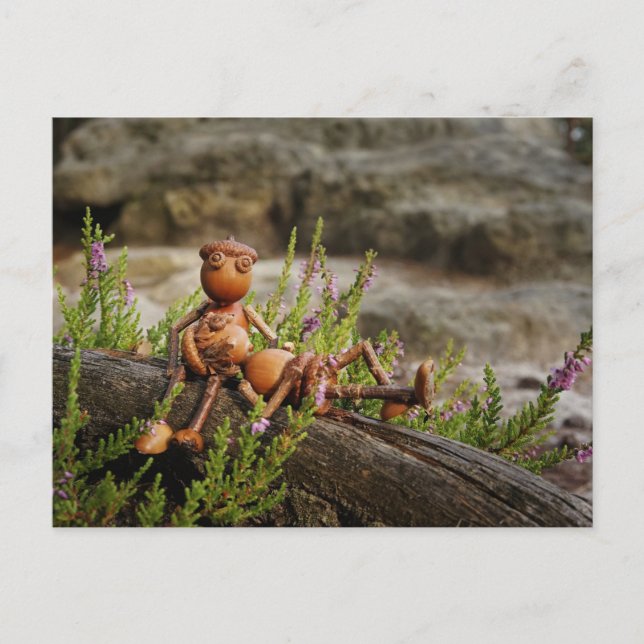 Carte Postale Un elfe et une fille de maïs se reposant dans la b (Devant)