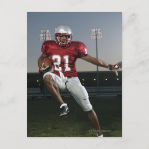 Carte Postale Un footballeur masculin transportant du football