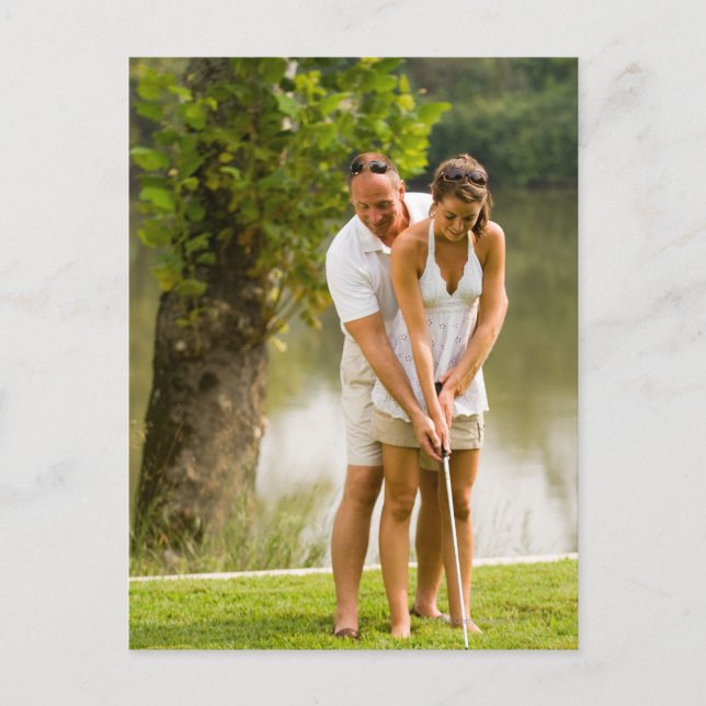 Carte Postale Un homme aide une femme au golf (Devant)