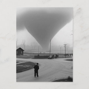 Carte Postale Un homme devant la tornade