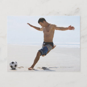 Carte Postale Un homme donne un coup de ballon de football sur l