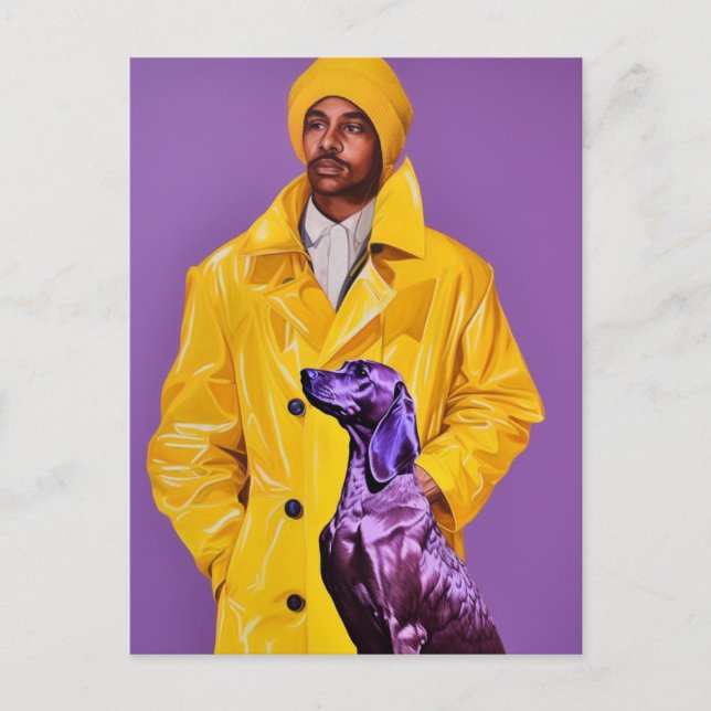 Carte Postale Un homme en Raincoat jaune avec un chien pourpre (Devant)