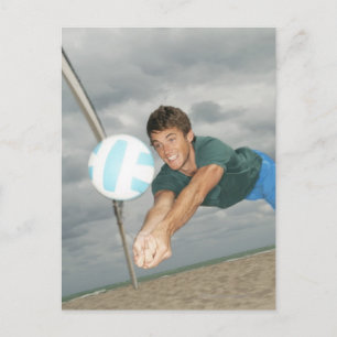 Carte Postale Un homme joue au volley sur la plage