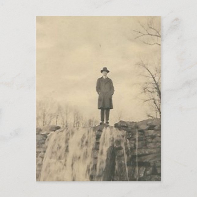 Carte Postale Un homme sur une falaise (Devant)