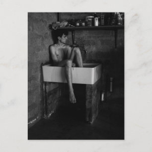 Carte Postale Un jeune homme dans un lavabo