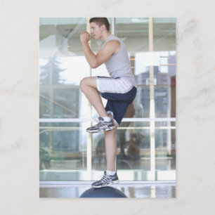 Carte Postale un jeune homme qui fait des exercices d'étape sur