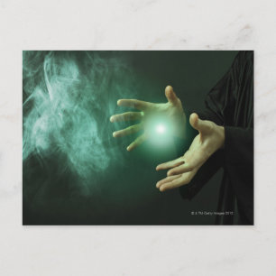 Carte Postale Un magicien d'imaginaire qui fait de la magie avec