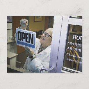 Carte Postale Un pharmacien principal mâle accroché à l'enseigne