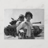 Un réfugié de la guerre de Corée avec un bébé