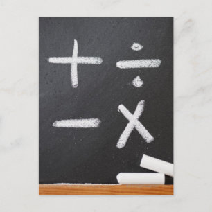 Carte Postale Un tableau de bord avec des symboles mathématiques