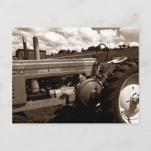 Carte postale ~ Un tracteur VINTAGE Gros plan avec