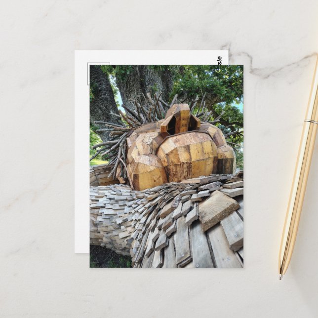 Carte Postale Un troll dort sous un arbre protégeant la nature (Devant/Arrière en situation)